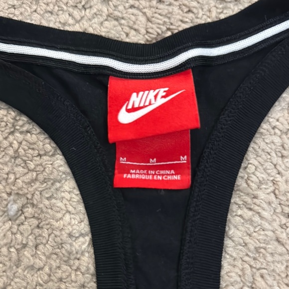 🔟DEAL…Nike Black and White Sports Tank - Picture 2 of 4